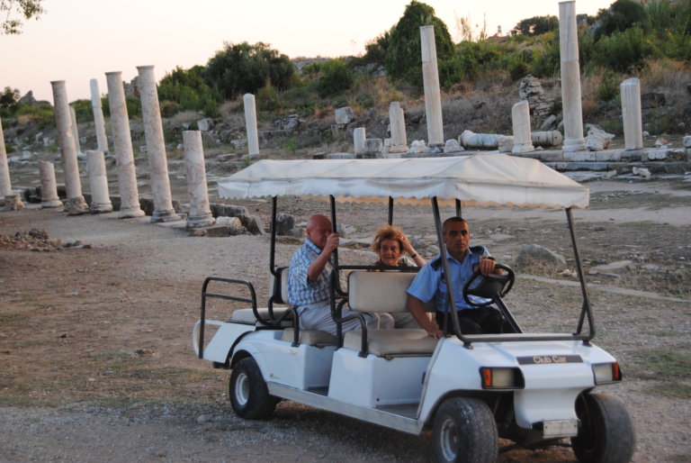 Side Antik Kent’inde yaşlı turistler golf arabasıyla gezdiriliyor