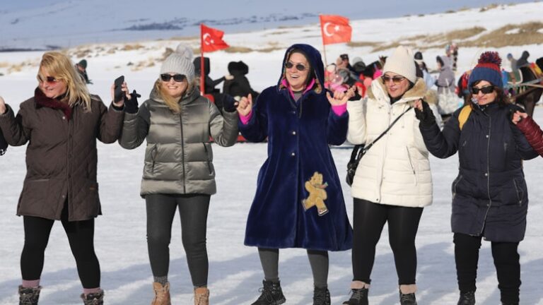 Çıldır Gölü’nden renkli görüntüler