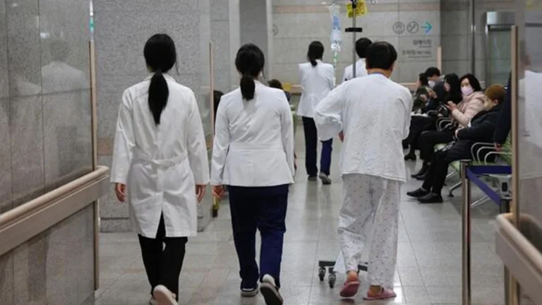 Güney Kore’de greve direnen doktorlara yeni uygulama