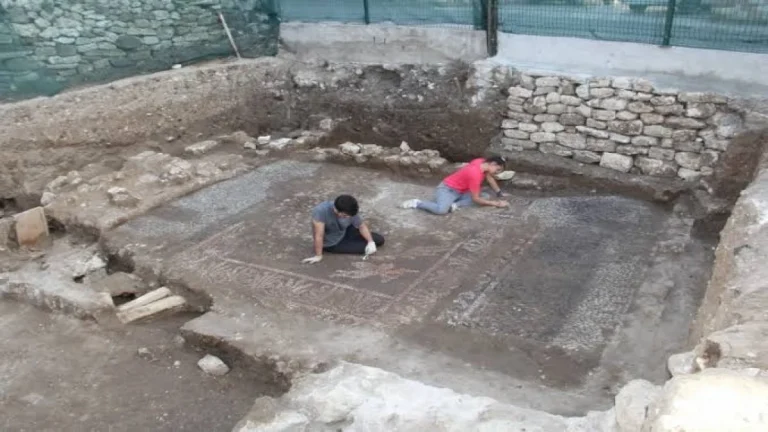 1600 yıllık geçmişe sahip döşeme mozaikleri gün ışığına çıktı.