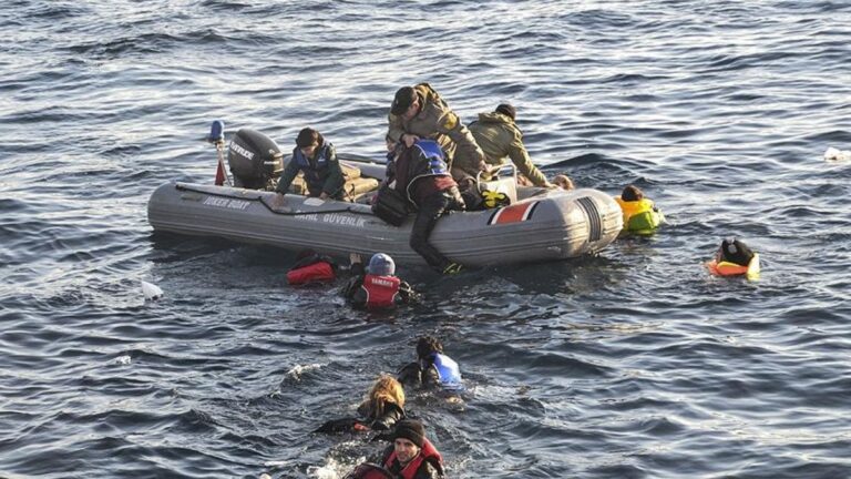 Çanakkale’de göçmen teknesi battı.