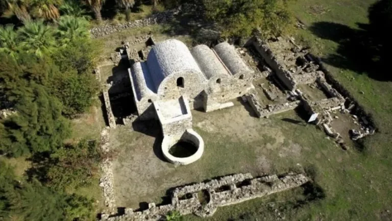 Antik yerleşim olan alana  ruhsatsız turizm inşaatı