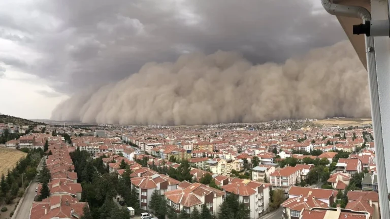 Meteoroloji’den Marmara ve Ege bölgesine uyarı: Toz bulutları kentleri yutacak!