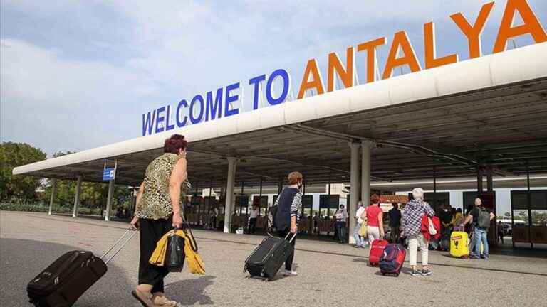 Antalya Havalimanı’nda gıda zehirlenmesi: 42 personel hastaneye kaldırıldı.