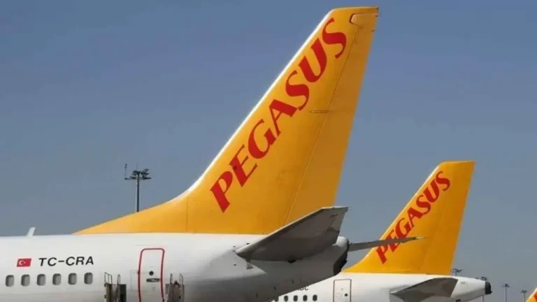 Pegasus uçağı 5 saat rötar yaptı, 2 yolcu bayıldı.