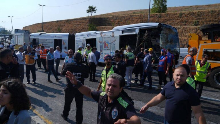 Küçükçekmece’deki metrobüs kazasının yeni görüntüleri ortaya çıktı.