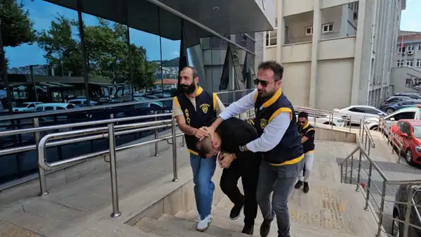 Sahte polisler, gerçek polislere yakalandı!