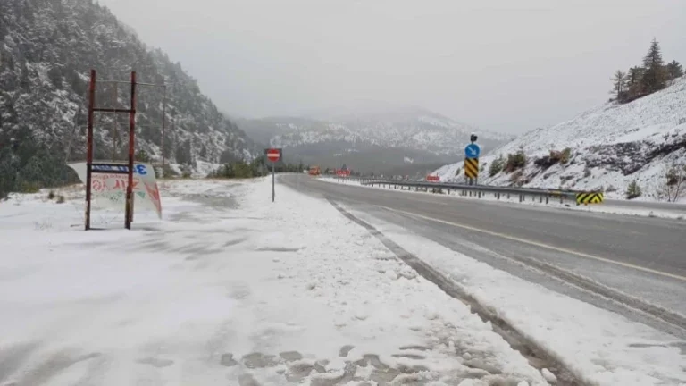 İki ili birbirine bağlayan yolda kar sürprizi…!